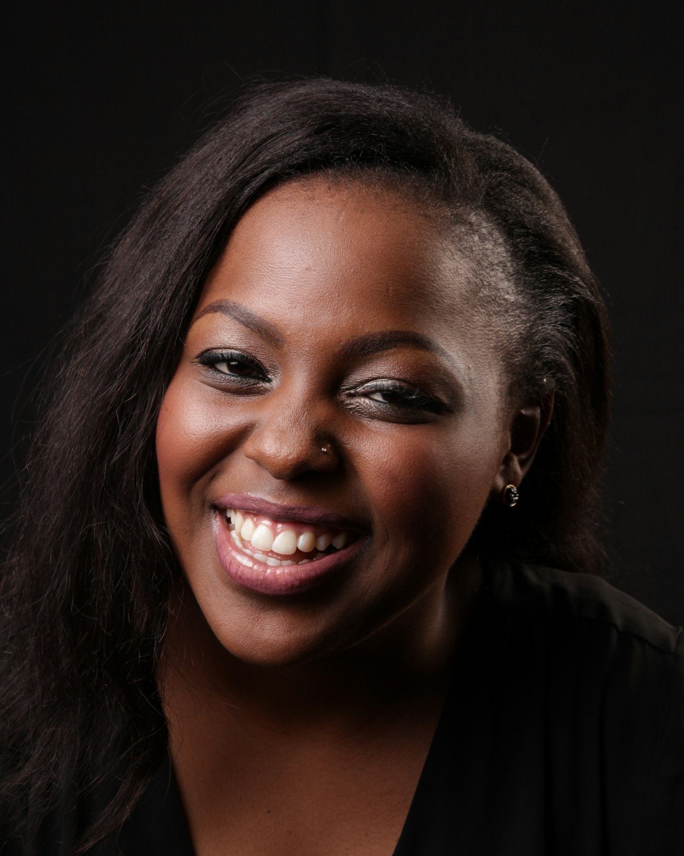 Portrait souriant d’une jeune femme, dans une lumière chaude