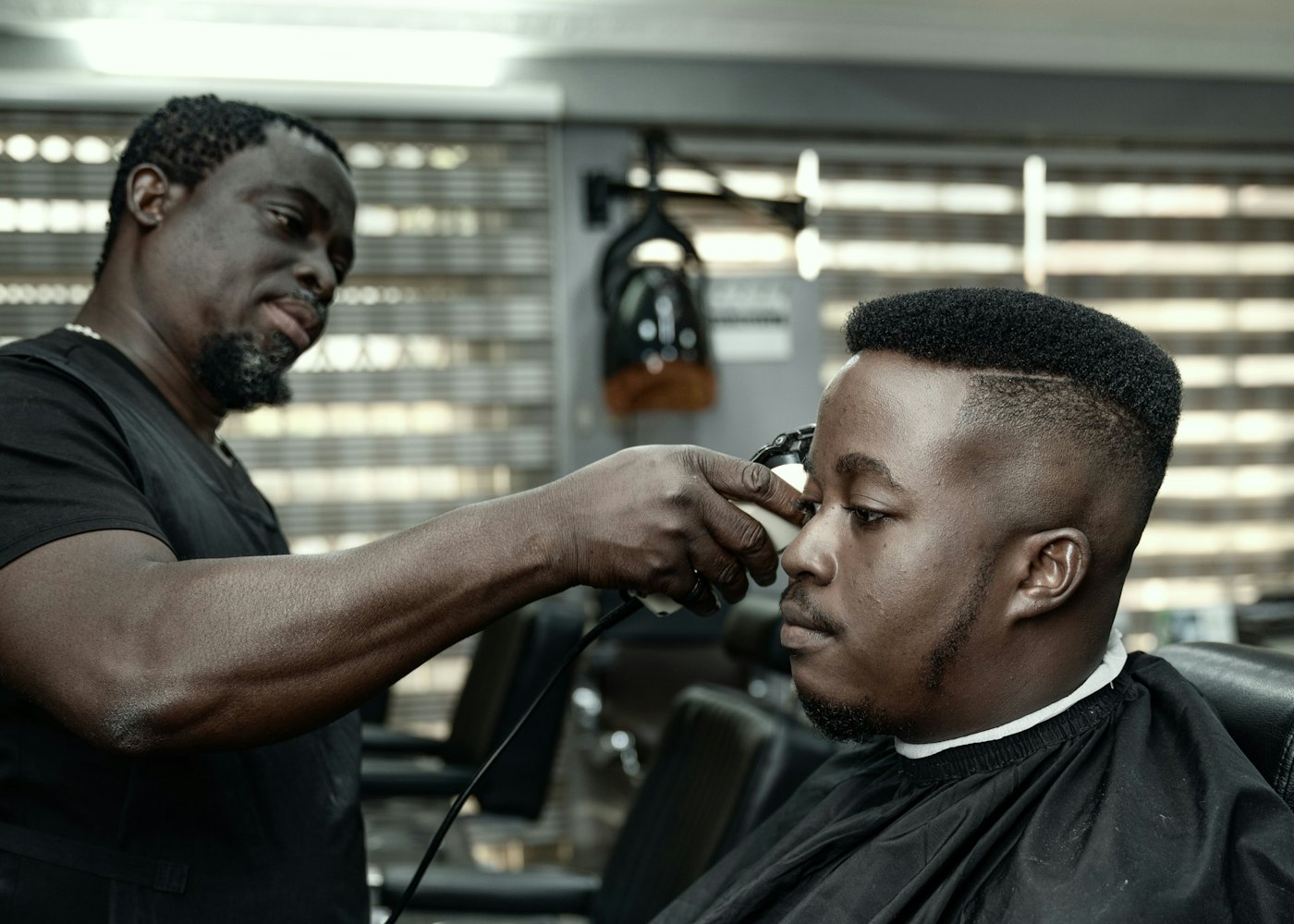 Un barbier au travail dans son salon